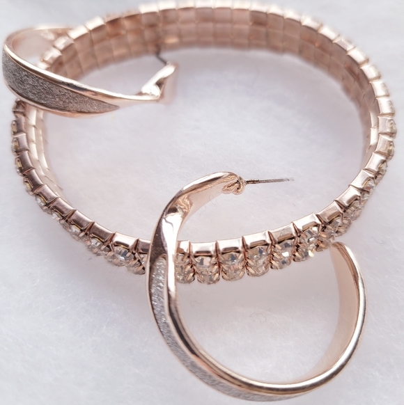 💞💗 Rose Gold Plating Formal Rhinestone Bracelet & Florentine Hoop Earring Set - Picture 3 of 11